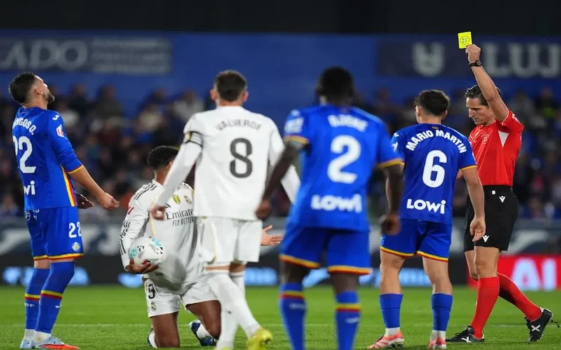 صحفي إسباني يطالب بإيقاف لاعب ريال مدريد لفترة طويلة بسبب قرارات التحكيم